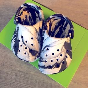 Kids marbled crocs size C4